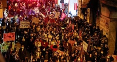صور.. مظاهرات نسائية حاشدة فى تركيا احتجاجا على قتل النساء