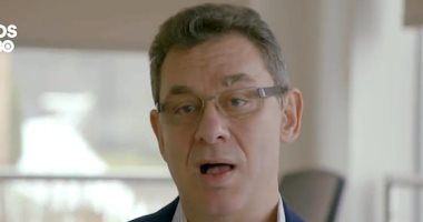 الرئيس التنفيذى لـ فايزر يتلقى الجرعة الأولى من لقاح كورونا