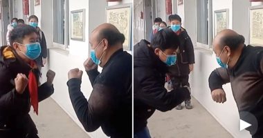 مدرس صينى يحيى تلاميذه بطريقة طريفة أمام الفصول لتشجيعهم.. فيديو