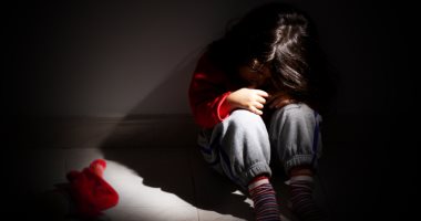 أب يعذب نجله بسلك كابل كهرباء وحماية الطفل بالشرقية تتدخل لإنقاذه