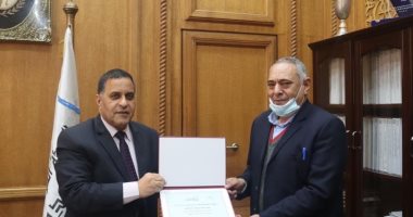 السكة الحديد تكرم سائق لإنقاذه سيدة حاولت إلقاء نفسها تحت عجلات القطار