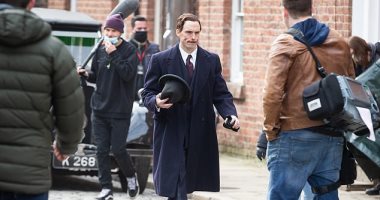 أوزوالد موسيلى وجهاً لوجه أمام تومى شيلبى في كواليس Peaky Blinders.. صور