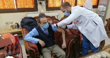 بدء تطعيم الأطقم الطبية العاملة بمستشفيات المنيا الجامعية بلقاح كورونا
