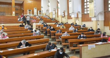 انتظام وهدوء بامتحانات الفصل الدراسى الأول بالجامعات.. جامعة حلوان تخصص 24 بوابة لمنع تكدس الطلاب.. رئيس جامعة المنيا: لا يوجد زيادة بإعداد المعتذرين بسبب كورونا.. والقاهرة تمنع تجمعات الطلاب بعد أداء الاختبار