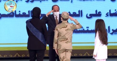 الرئيس السيسى يقدم التحية العسكرية لنجل الشهيد مصطفى عبيدو.. صور 