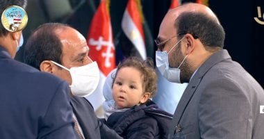 الرئيس السيسي يحتفل بيوم الشهيد بالندوة التثقيفية الـ33.. يقبل رأس أم الشهيد عريف عماد أمير.. ويقدم التحية العسكرية لنجل مصطفى عبيدو.. ويحمل ابنة الدكتور أبو غنيمة شهيد كورونا.. ويكرم طبيبا فقد بصره
