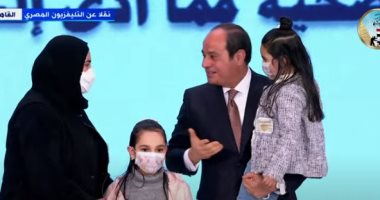 الرئيس السيسى يحمل ابنة الدكتور أبو غنيمة شهيد كورونا فى الاحتفال بيوم الشهيد