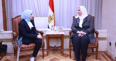 وزيرة التضامن تصرف 10 آلاف جنيه وجهازا تعويضيا لفتاة فقدت قدمها بحادث فى طفولتها