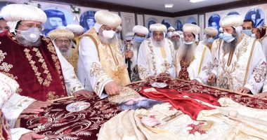 البابا تواضروس يطيب جسد القديس كيرلس السادس فى الذكرى الـ50 لوفاته.. صور