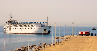 وصول أول سفينة تجارية لميناء الطور منذ سنوات