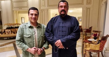 إيهاب توفيق فى صورة مع النجم العالمى ستيفن سيجال: سررت بلقائك