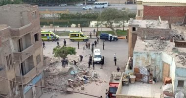 انهيار منزل قديم من 3 طوابق غير مأهول بالسكان فى الإسماعيلية .. صور