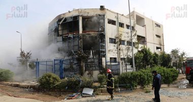 حريق هائل بمصنع فى العبور والحماية المدنية تحاول إخماد النيران..صور