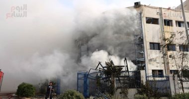 السيطرة على حريق مصنع العبور وبدء عمليات التبريد.. 25 سيارة إطفاء ساهمت فى إخماد النيران .. الحادث تسبب فى وفاة 12 وإصابة 19 شخصا.. الاستماع لأقوال شهود العيان والمعمل الجنائى يجرى تقدير الخسائر ..فيديو وصور