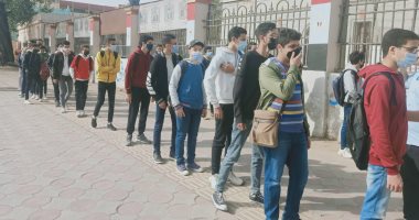 طلاب 2 ثانوى فى 15 محافظة يبدأون امتحان الرياضيات والجغرافيا إلكترونيا 