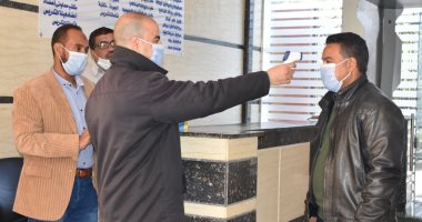 رئيس جامعة الأقصر يتابع إجراءات التطهير والتعقيم أثناء سير الامتحانات بالكليات