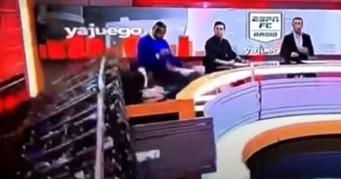 سقوط لوحة كبيرة على ضيف ببرنامج تليفزيونى فى كولومبيا.. فيديو وصور