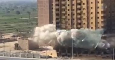 تفجير عقار فيصل المحترق بالديناميت لحماية المنازل المجاورة.. بث مباشر