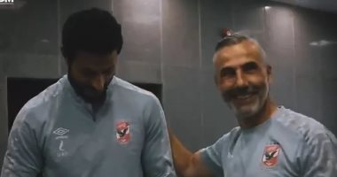 مدرب حراس الأهلى يسلم الشناوى جائزة "نسر الشهر".. فيديو