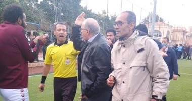 خناقات وتشابك بالأيدى مع حكم مباراة الأوليمبي وسبورتنج بالقسم الثاني.. فيديو