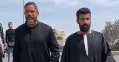 أمير كرارة ينشر صورة بالجلباب مع محمد سامي من كواليس مسلسل نسل الأغراب