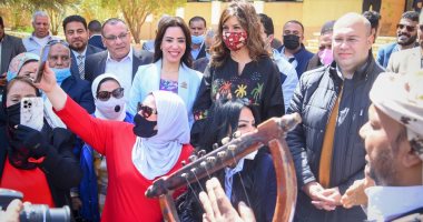 أهالى الواحات يستقبلون وزيرة الهجرة وسيدات مصر بالخارج على أنغام السمسمية..صور