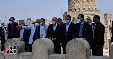 رئيس الوزراء على بساط المحبة مع سكان القاهرة التاريخية