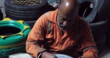 خالد يبدع فى إعادة تدوير كاوتش السيارات ويحوله لألعاب أطفال وكراسى.. صور 