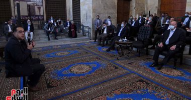 من القلب للقلب.. رئيس الوزراء على بساط المحبة مع سكان شارع المعز والغورى والخيامية... مدبولى : ملتزمون بالحفاظ على كافة مناطق القاهرة التاريخية .. والانتقال للعاصمة الإدارية الجديدة لن يوقف تطوير مدن وعواصم مصر