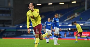 إيفرتون يسقط على ملعبه بثنائية أمام بيرنلي في الدوري الإنجليزي.. فيديو