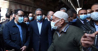 أهالى وكالة الغورية يهتفون بجولة رئيس الوزراء: "تحيا مصر.. تحيا مصر"