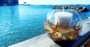 مريم نقلت شط وموج الإسكندرية لشموع مبتكرة مزينة بنجوم وقواقع البحر