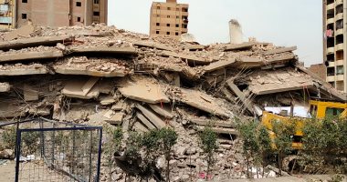 شاهد.. بقايا عقار فيصل المحترق بعد تفجيره بالديناميت.. ورفع مخلفات الهدم