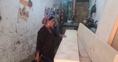 ست بـ100 راجل.. "أم نور" أشهر نجارة باب وشباك وموبيليا فى المنيا.. فيديو