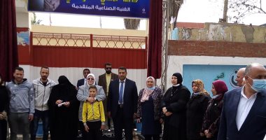 أم الشهيد خالد حمدى السواحلى تضع لافتة على مدرسة أطلق عليها اسمه.. صور