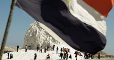 "كأنك فى أوروبا".. التزلج على الذهب الأبيض من أعلى تلال الملح فى المدينة الباسلة