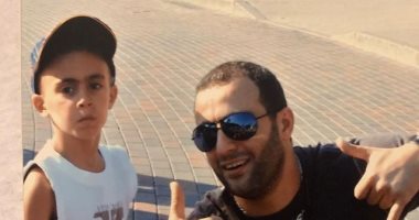 أحمد السقا يسترجع ذكريات رحلته إلى باريس بصورة مع ابنه ياسين