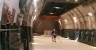 مباراة هوكى مذهلة على متن طائرة روسية.. اعرف الحكاية