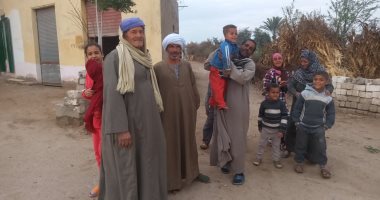 قطار حياة كريمة يصل قرية كوم المحرض بالمنيا.. الصرف الصحى وسكن كريم ومركز شباب ومكتب بريد أبرز المشروعات.. الأهالى: تساهم في تحويل قريتنا لمدينة ونشكر الرئيس.. ورئيس المدينة: 47 قرية بتوابعها ضمن المبادرة.. صور