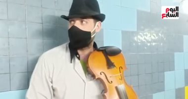 عازف السعادة.. أحمد مزيكاتى يعزف الكمانجا بأحد أنفاق الإسكندرية.. صور وفيديو