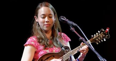 سارة جاروسز تفوز بجائزة جرامي عن ألبوم World on the Ground