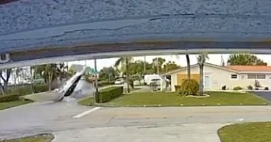 مصرع شخصين وإصابة 2 آخرين إثر سقوط طائرة خاصة على سيارة بفلوريدا.. فيديو وصور