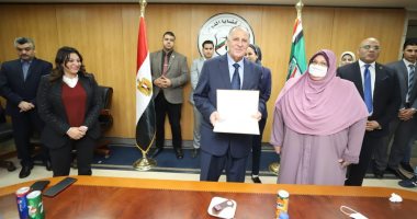 رئيس "قضايا الدولة" يكرم عددا من الموظفات المتميزات بمناسبة يوم المرأة العالمى