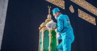 تطهير وتعقيم ثوب الكعبة وتلميع حجر إسماعيل ومقام إبراهيم.. ألبوم صور