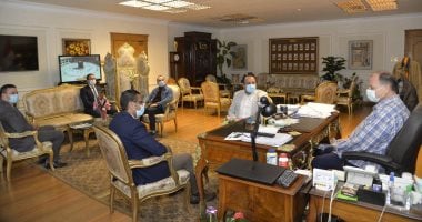 محافظ أسيوط يبحث مع وفد من مجلس الوزراء وشباب حياة كريمة تنفيذ المشروعات
