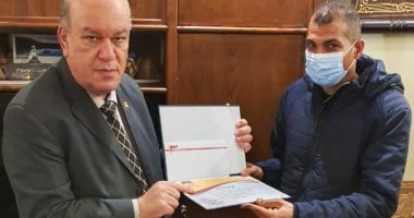 تكريم عامل بمطار القاهرة بعد تسليمه مبلغ مالى كبير فقده راكب