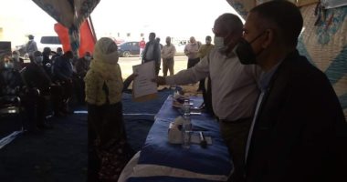 محافظ الوادى الجديد يسلم عقود المرحلة الثانية من إسكان "بشاير الخير"