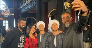 سيلفى أمير كرارة..صورة مع مى عمر وداش ومالك ومحمد سامى من كواليس نسل الأغراب