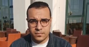 طالب أصول الدين يستعير حناجر كبار القراء ويبدع فى تلاوة القرآن.. لايف