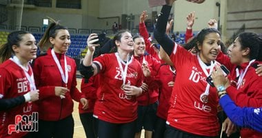 سيدات الأهلى يتوجن بكأس مصر لكرة اليد بعد الفوز على الزمالك.. ألبوم صور